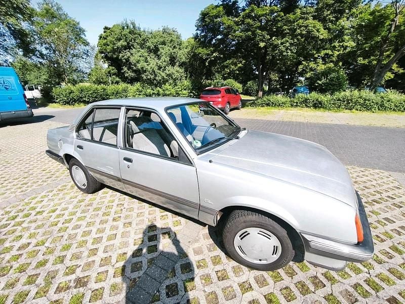 Silber Gebraucht 1985 Opel Ascona Limousine | 2.499 € - Bild 1/4