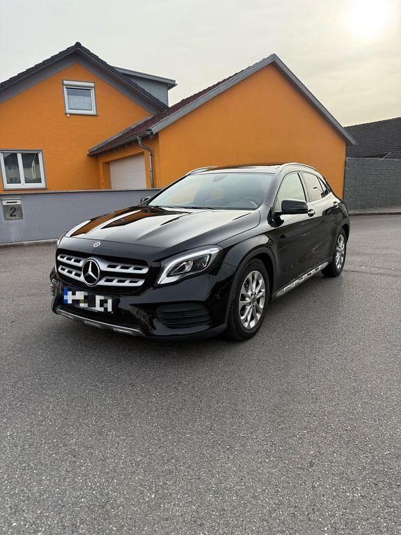 Gebraucht Mercedes GLA250 211 PS (155 kW) 2018 Schwarz SUV