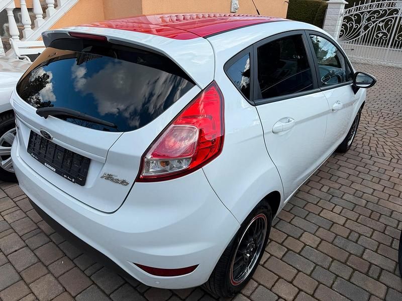 Gebraucht Ford Fiesta 101 PS (74 kW) 2014 Weiß Kleinwagen