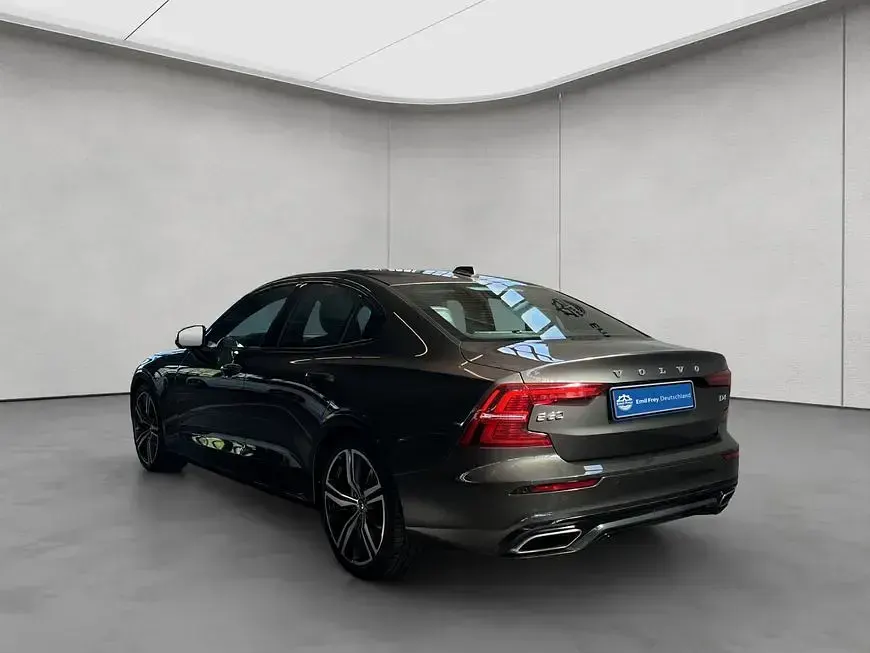 Gebraucht Volvo S60 R-Design 145 PS (106 kW) 2022 Limousine