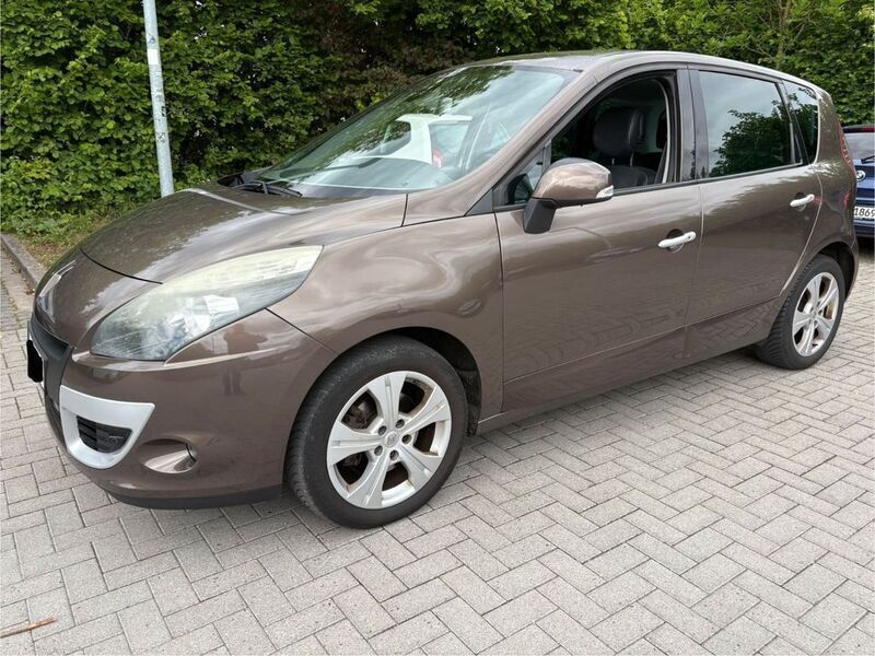 Braun Gebraucht 2011 Renault Mégane III Luxe Limousine | 2.990 € (Guter Preis) - Bild 1/4