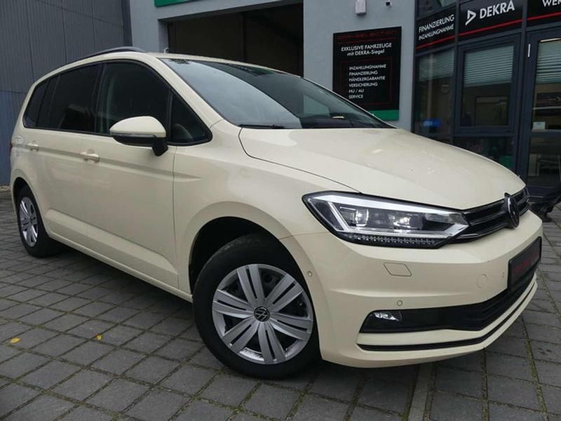 Hellelfenbein Gebraucht 2024 VW Touran Van / Kleinbus | 32.800 € (Fairer Preis) - Bild 1/4