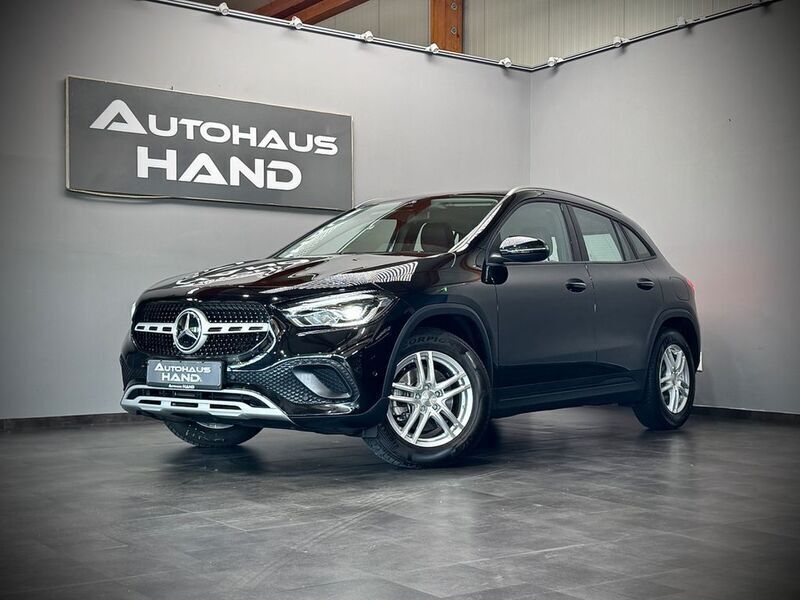 Kosmosschwarz metalliclack Gebraucht 2021 Mercedes GLA180 SUV | 27.350 € (Guter Preis) - Bild 1/4