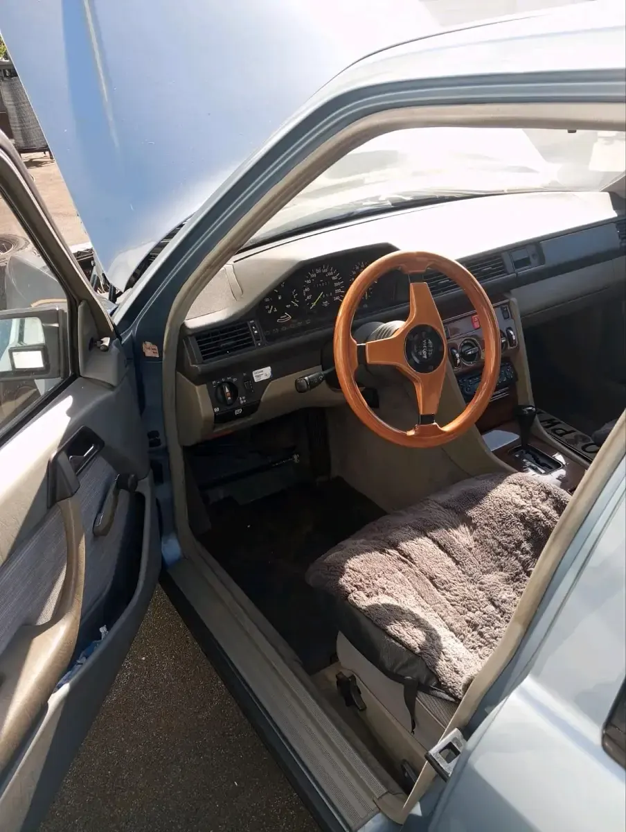 Gebraucht Mercedes E260 160 PS (117 kW) 1987 Blau Limousine