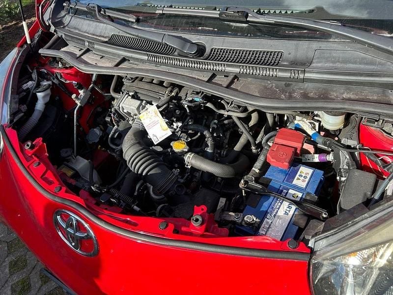 Gebraucht Toyota iQ 68 PS (50 kW) 2009 Rot Kleinwagen