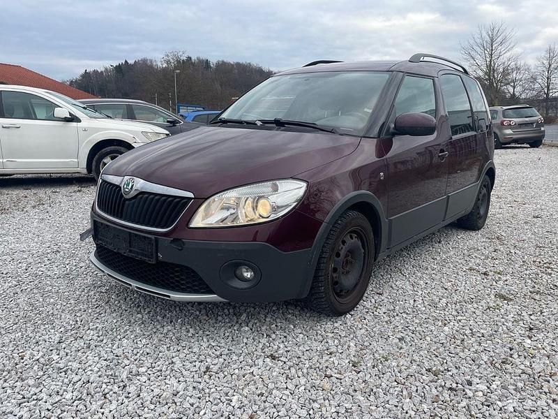Rot Gebraucht 2012 Skoda Roomster Scout Plus Edition Kombi | 2.950 € - Bild 1/4
