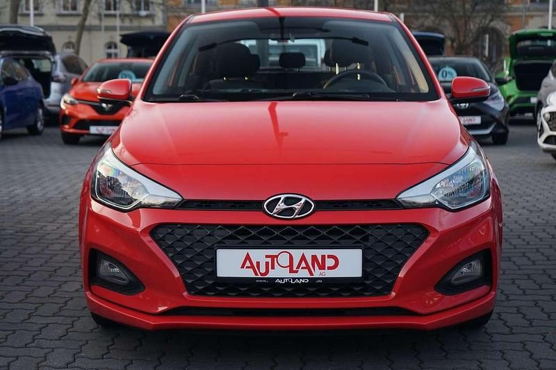 Gebraucht Hyundai i20 Select 75 PS (55 kW) 2019 Rot Kleinwagen