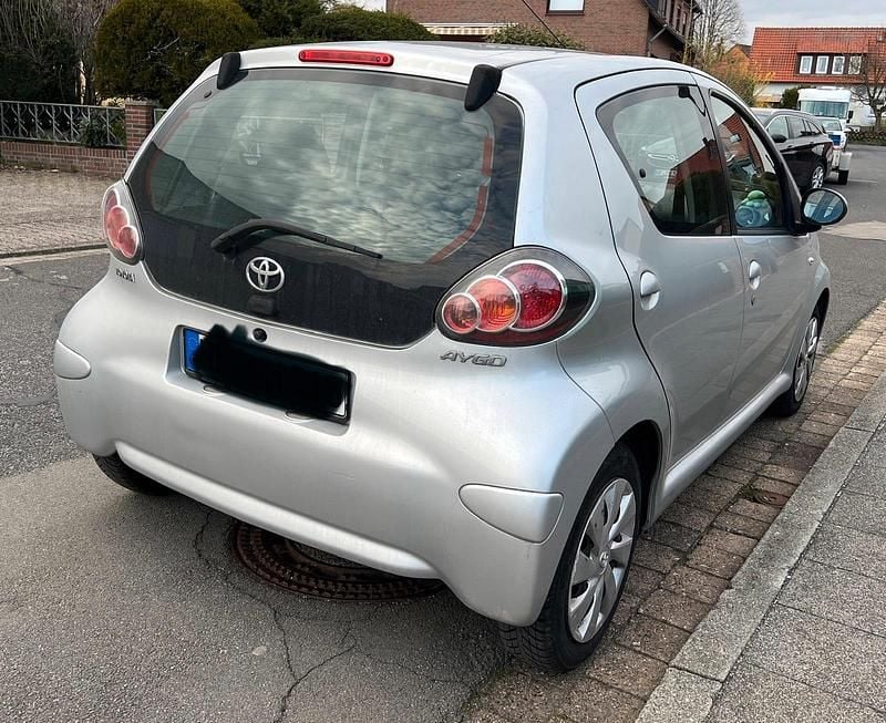 Gebraucht Toyota Aygo 68 PS (50 kW) 2012 Grau Kleinwagen