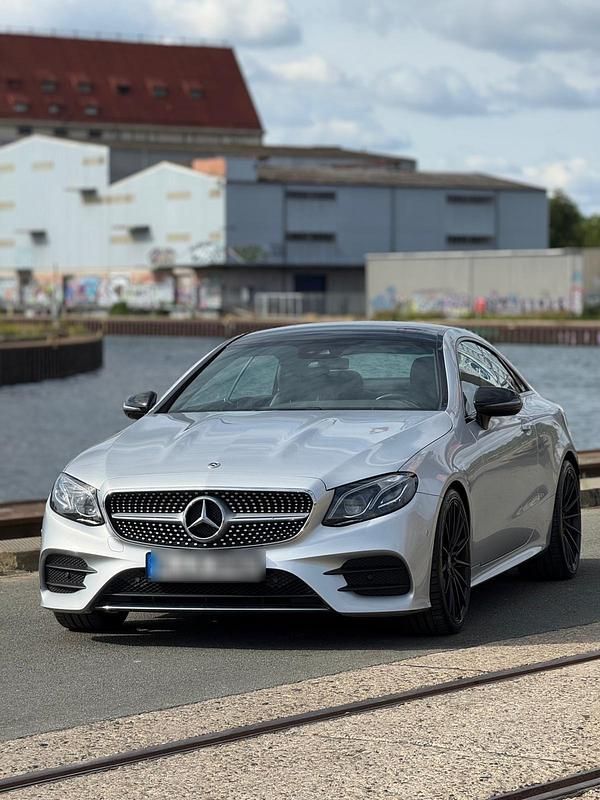 Silber Gebraucht 2017 Mercedes E200 AMG line Coupé | 27.500 € (Fairer Preis) - Bild 1/4