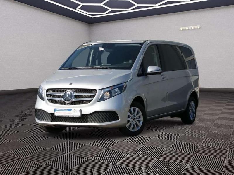 Brillantsilber metallic Gebraucht 2024 Mercedes V220 Van / Kleinbus | 53.900 € (Fairer Preis) - Bild 1/4