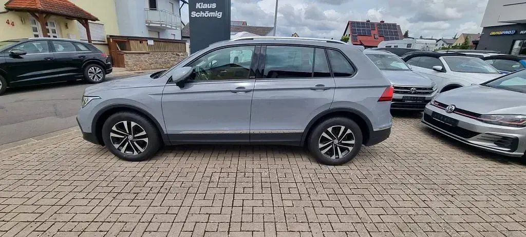 Gebraucht VW Tiguan Active 150 PS (110 kW) 2022 Mondsteingrau SUV