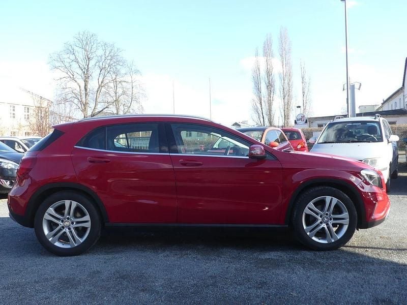 Gebraucht Mercedes GLA200 136 PS (100 kW) 2016 Rot SUV