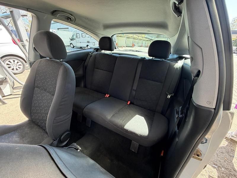 Używany Ford Focus 101 KM (74 kW) 2002 Srebrny Hatchback