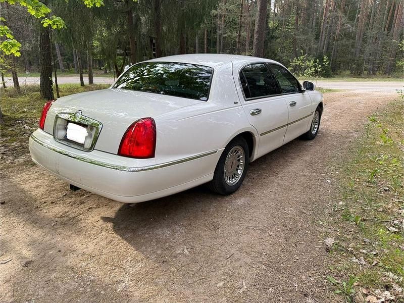 Weiß Gebraucht 2001 Lincoln Town Car Limousine | 10.800 € - Bild 1/4