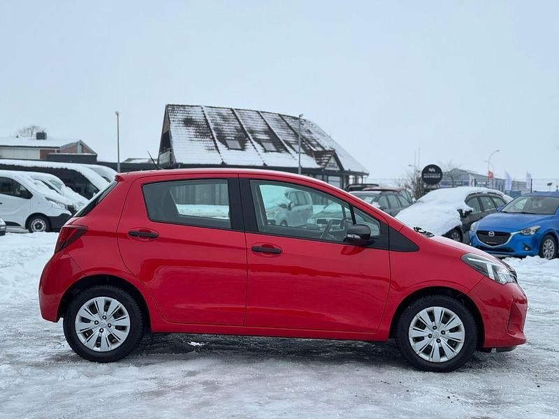 Gebraucht Toyota Yaris Basis 69 PS (50 kW) 2016 Rot Limousine