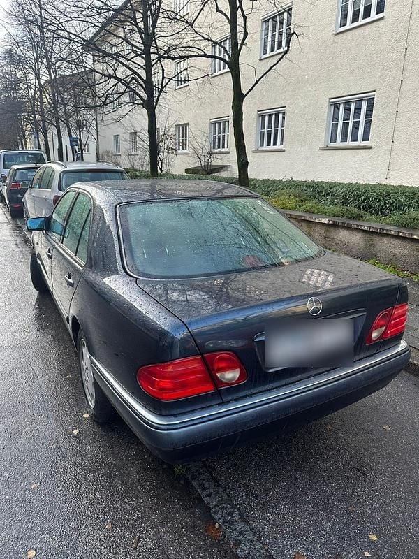 Second-hand Mercedes E320 220 CP (161 kW) 1995 Albastru Berlinǎ