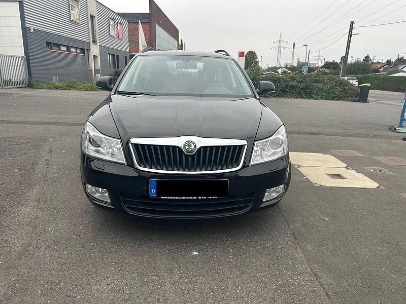Schwarz Gebraucht 2011 Skoda Octavia Kombi | 8.490 € (Superpreis) - Bild 1/4