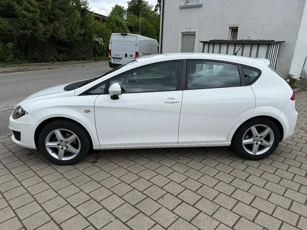 Używany Seat Leon Reference 86 KM (63 kW) 2010 Biały Hatchback