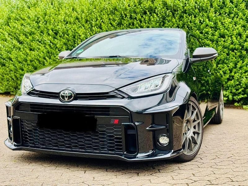 Schwarz Gebraucht 2022 Toyota Yaris Limousine | 36.900 € (Etwas zu teuer) - Bild 1/4