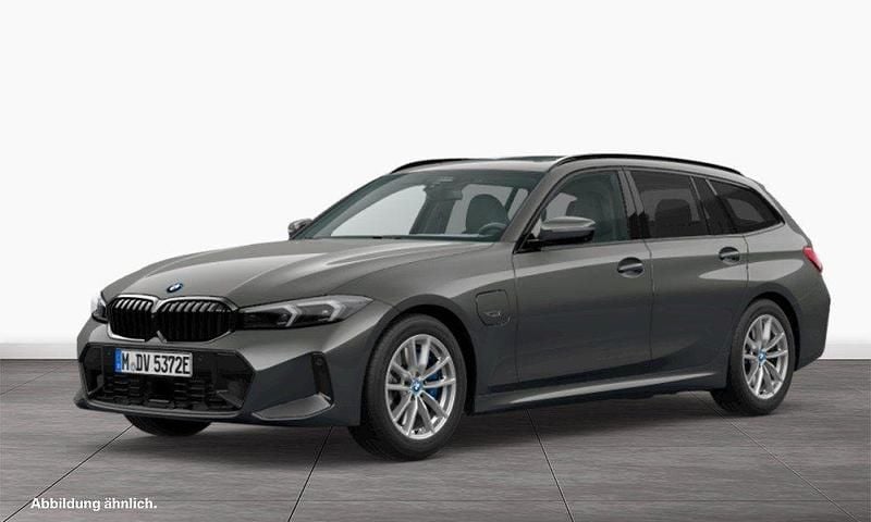 Grau Gebraucht 2022 BMW 330e M Sport Kombi | 36.711 € (Teuer) - Bild 1/3