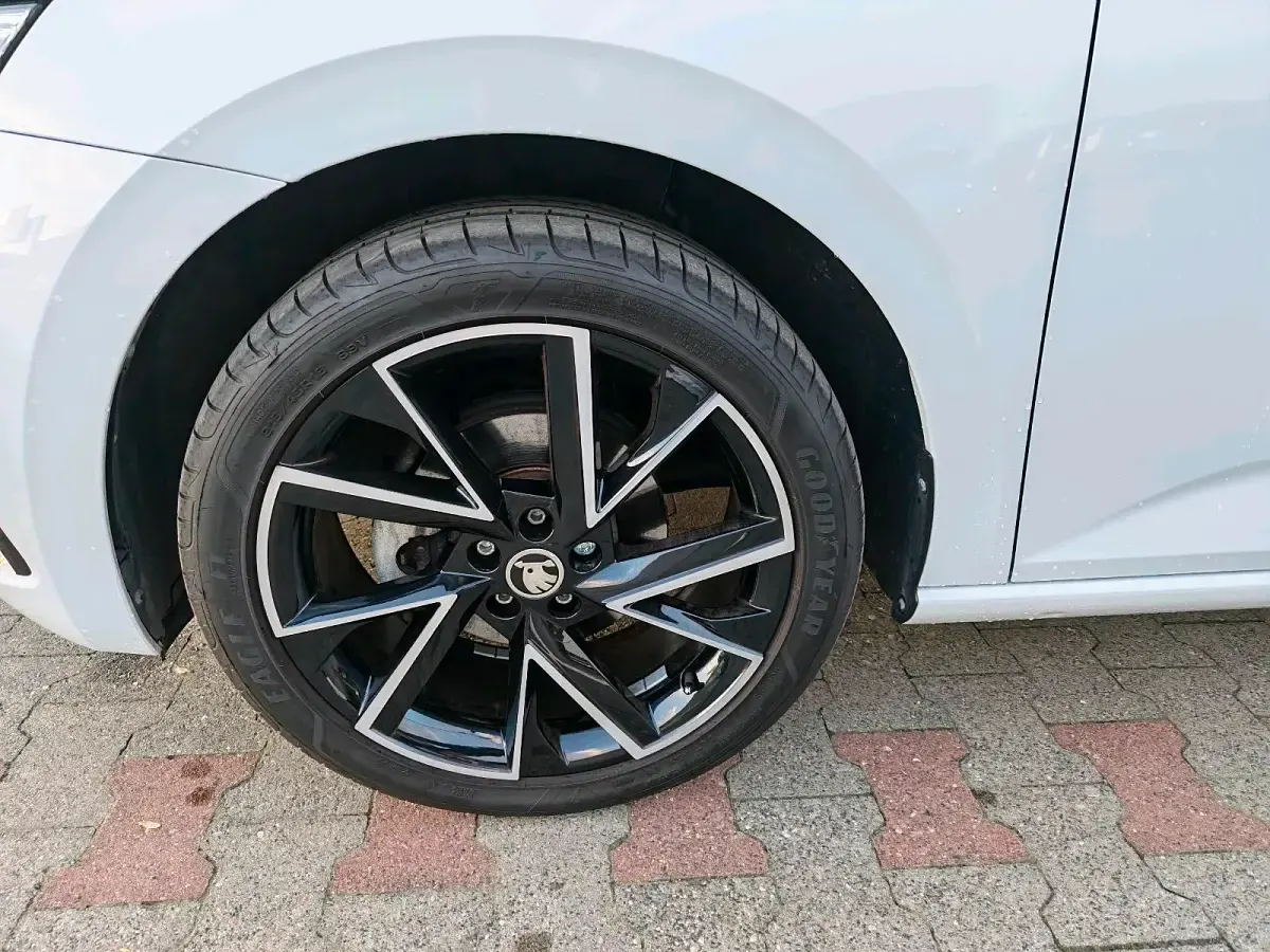 Gebraucht Skoda Scala 150 PS (110 kW) 2024 Weiß Kleinwagen