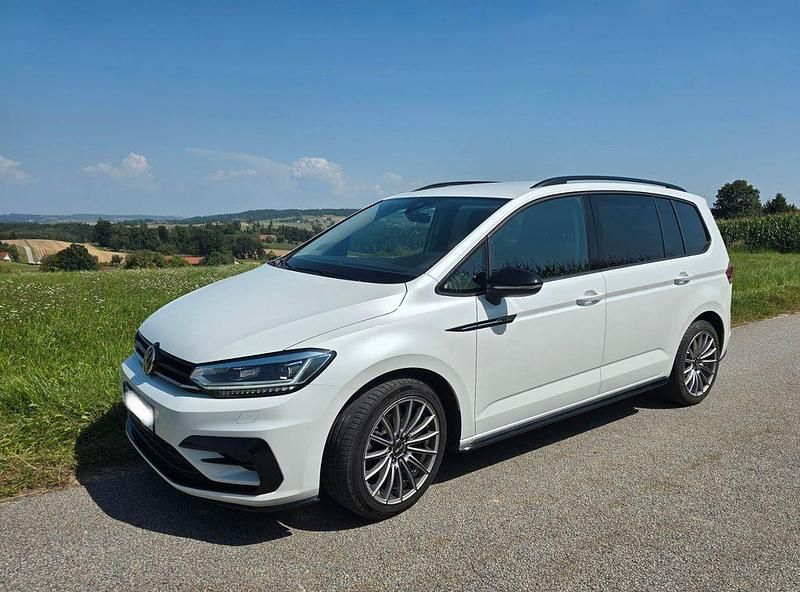 Weiß Gebraucht 2018 VW Touran Highline Van / Kleinbus | 20.000 € (Fairer Preis) - Bild 1/4