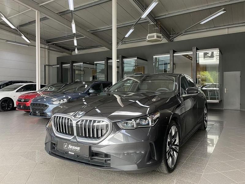 Sophistograu brillanteffekt me Gebraucht 2024 BMW 550e Sport Line Limousine | 68.990 € - Bild 1/4