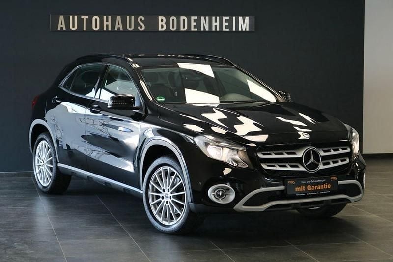 Schwarz Gebraucht 2018 Mercedes GLA220 Style SUV | 24.990 € (Fairer Preis) - Bild 1/4