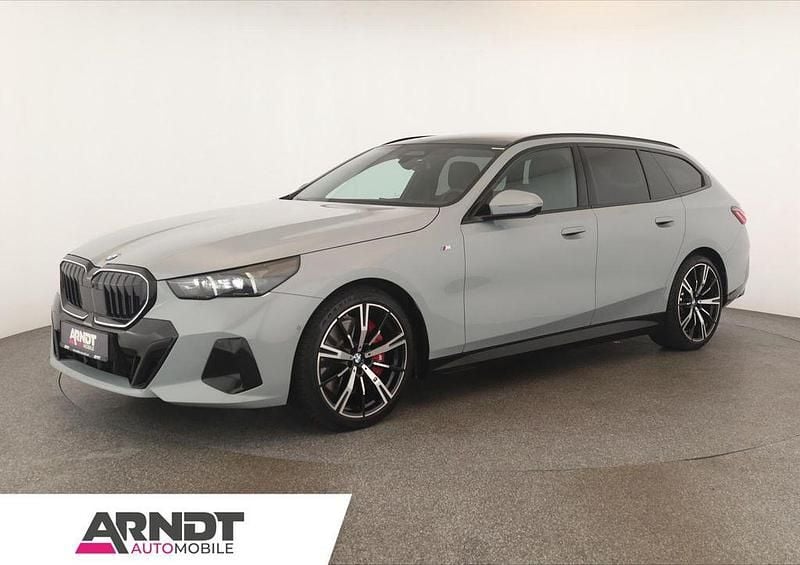 M brooklyn grau Gebraucht 2025 BMW 540 Comfort Edition Kombi | 66.984 € (Superpreis) - Bild 1/4