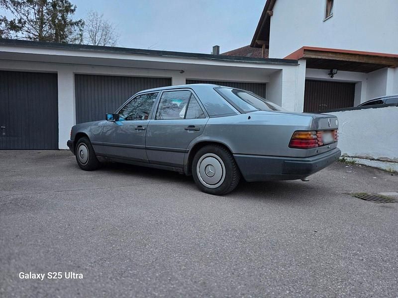 Second-hand Mercedes E250 90 CP (66 kW) 1987 Argintiu Berlinǎ