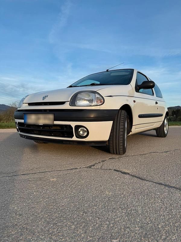 Używany Renault Clio II 75 KM (55 kW) 2000 Biały Hatchback