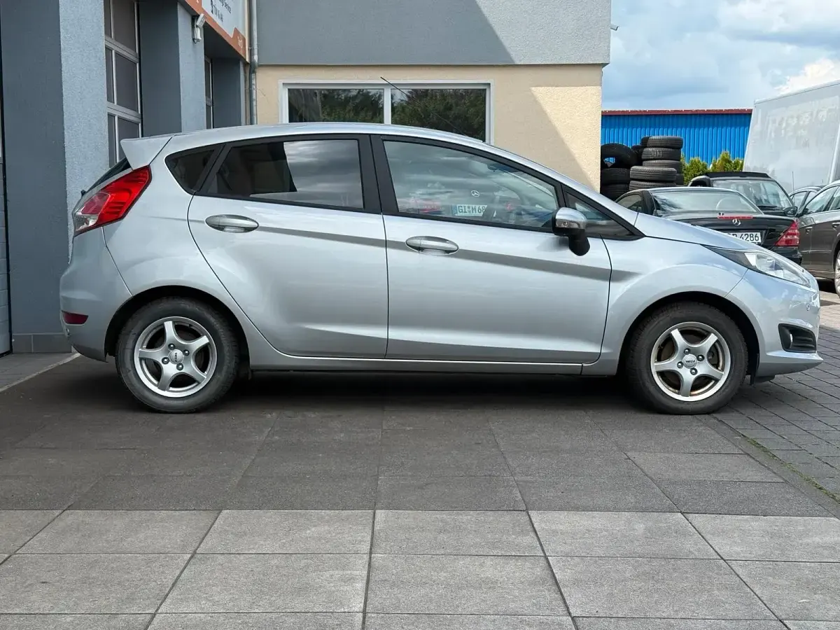 Gebraucht Ford Fiesta Titanium 75 PS (55 kW) 2014 Silber Kleinwagen