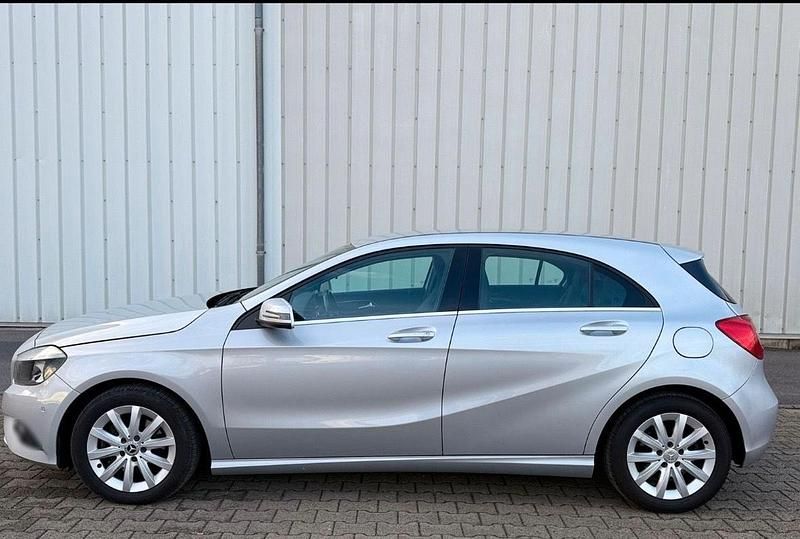 Gebraucht Mercedes A200 156 PS (114 kW) 2015 Silber Kleinwagen