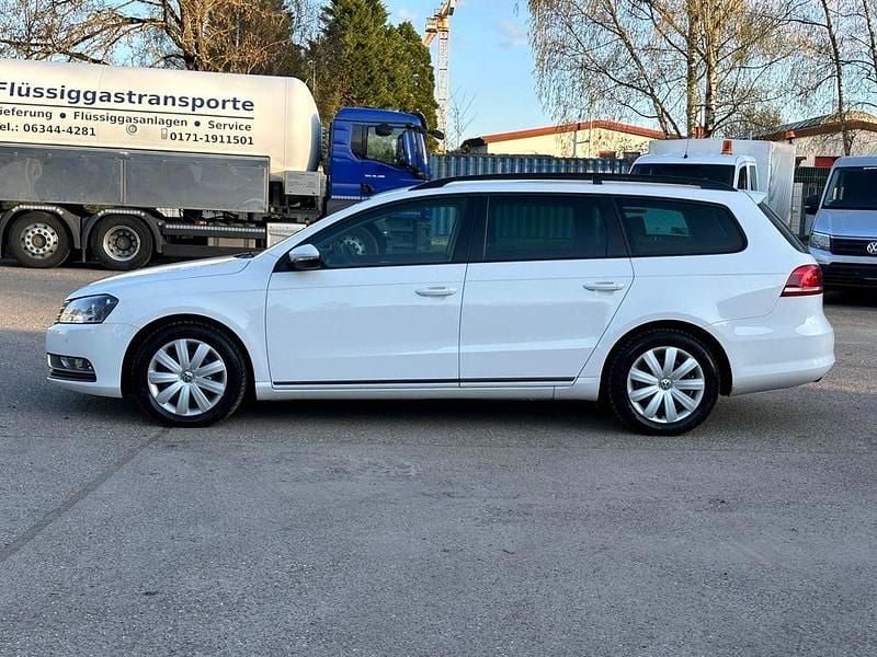 Second-hand VW Passat 105 CP (77 kW) 2011 Alb Berlinǎ