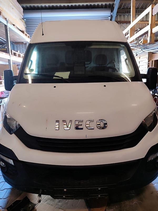 Weiß Gebraucht 2018 Iveco Daily Van / Kleinbus | 17.000 € - Bild 1/4