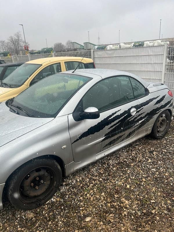 Gebraucht Peugeot 206 CC 109 PS (80 kW) 2004 Silber Cabrio