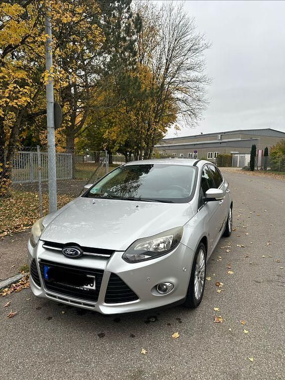 Silber Gebraucht 2011 Ford Focus Titanium Limousine | 3.499 € (Fairer Preis) - Bild 1/4