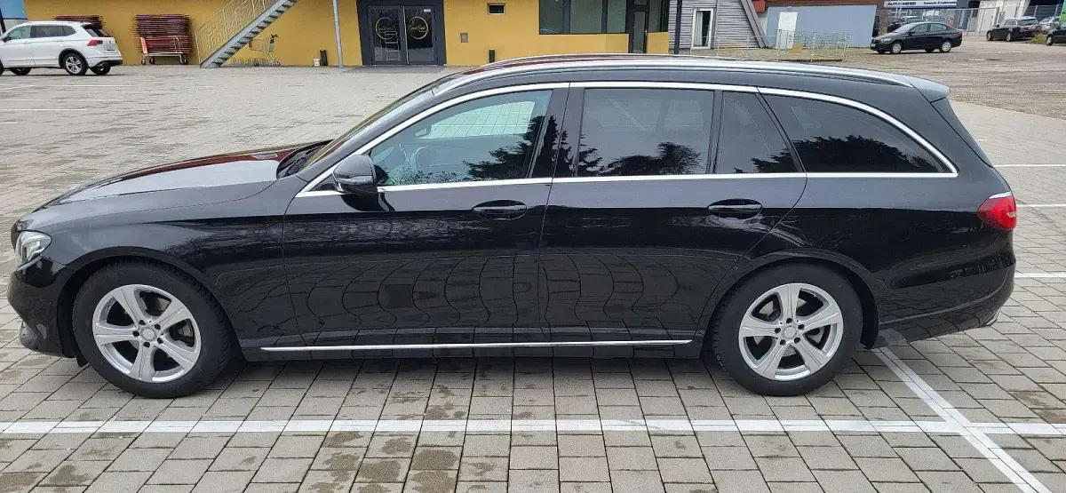 Używany Mercedes E220 Avantgarde 194 KM (142 kW) 2016 Czarny Kombi