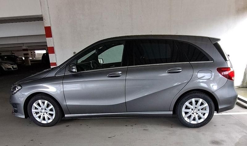 Grau Gebraucht 2016 Mercedes B180 Style Van / Kleinbus | 9.000 € (Superpreis) - Bild 1/4