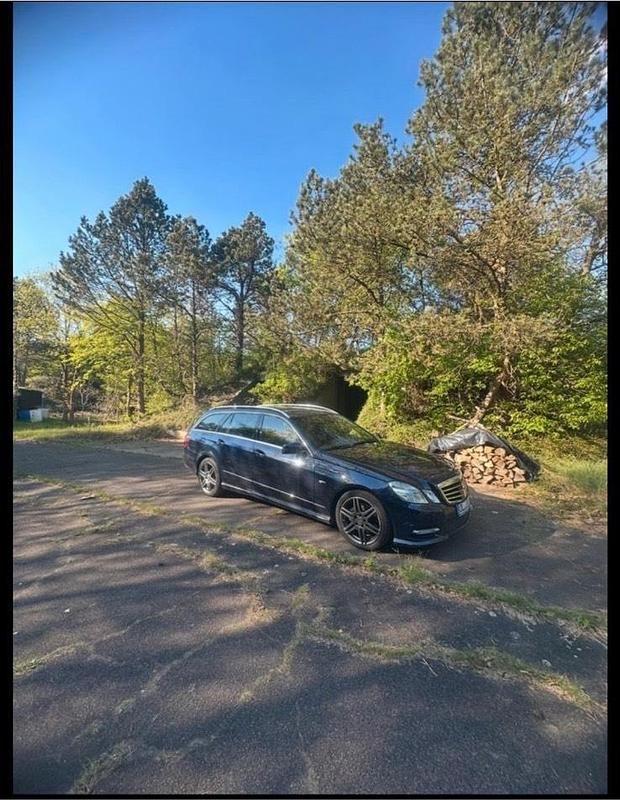 Blau Gebraucht 2011 Mercedes E350 Avantgarde Kombi | 8.500 € (Guter Preis) - Bild 1/4