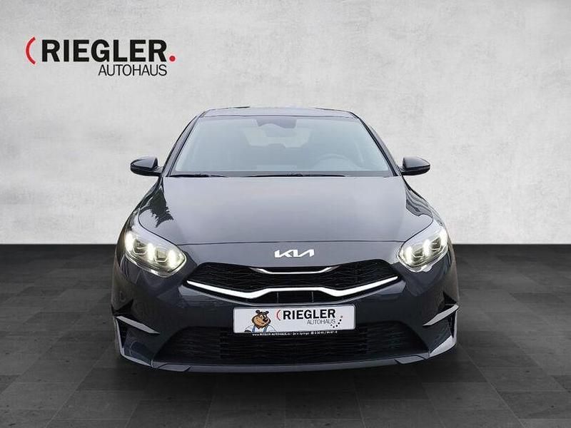 Neu Kia Ceed 140 PS (102 kW) 2025 Grau Kleinwagen
