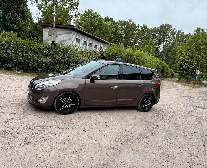 Gold Gebraucht 2010 Renault Grand Scénic III LIMITED Van / Kleinbus | 3.200 € - Bild 1/4