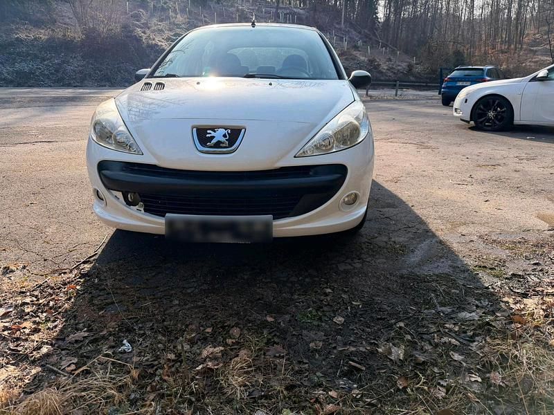 Gebraucht Peugeot 206+ 75 PS (55 kW) 2010 Weiß Kleinwagen