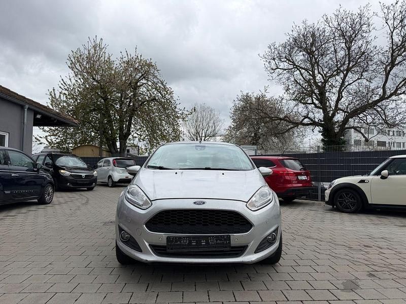 Gebraucht Ford Fiesta Celebration 80 PS (58 kW) 2016 Silber Limousine