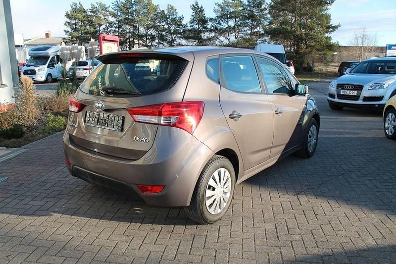 Gebraucht Hyundai ix20 90 PS (66 kW) 2011 Braun Kleinwagen