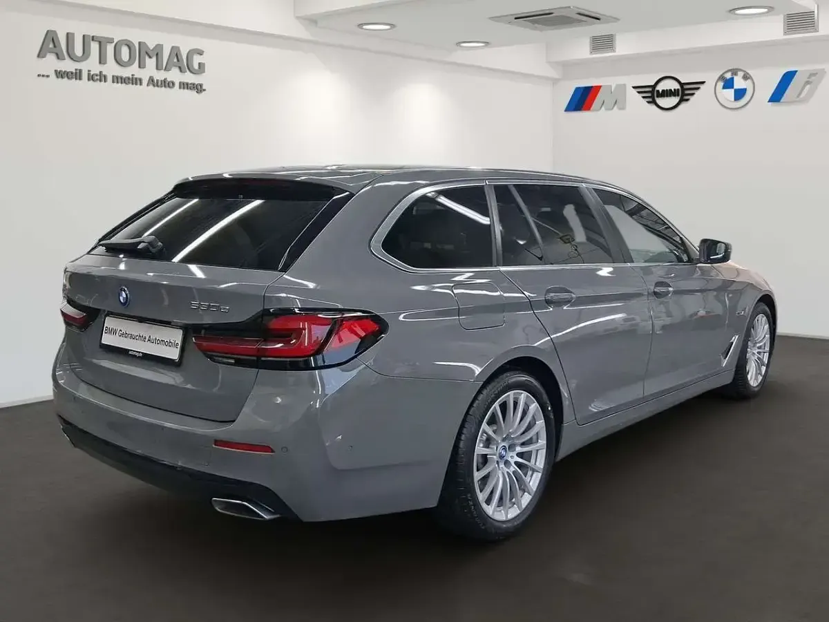 Gebraucht BMW 530e Sport Line 292 PS (214 kW) 2022 Berninagrau bernsteineffekt Kombi