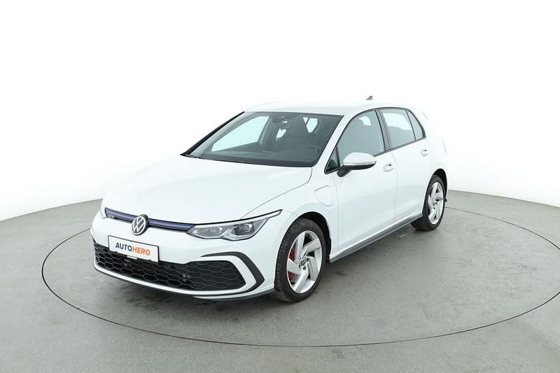 Weiß Gebraucht 2021 VW Golf VIII GTE Limousine | 22.640 € (Fairer Preis) - Bild 1/3