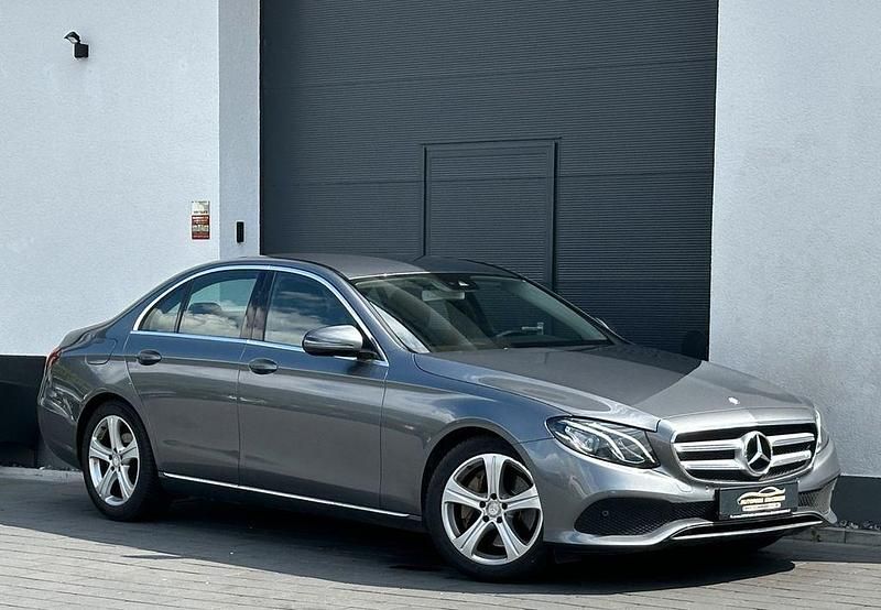 Grau Gebraucht 2016 Mercedes E200 Avantgarde Limousine | 24.900 € (Fairer Preis) - Bild 1/4