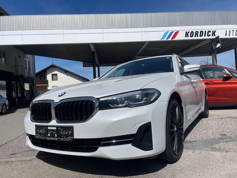 Gebraucht BMW 520 190 PS (139 kW) 2023 Mineralweiss metallic (a96) Kombi