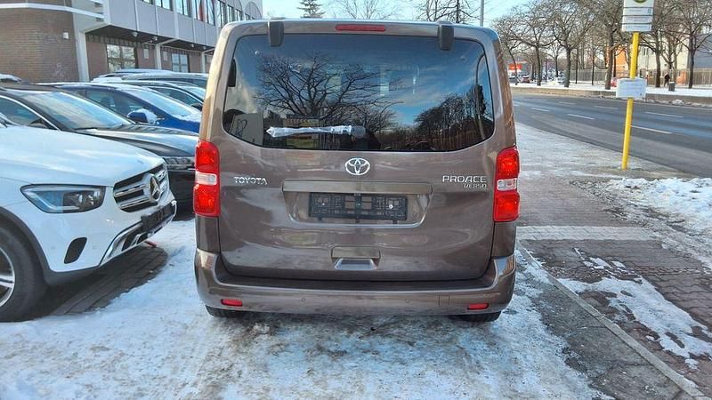 Gebraucht Toyota Proace Verso 177 PS (130 kW) 2024 Braun Kombi